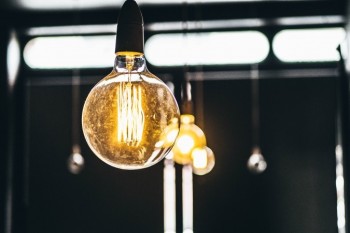 Jak obniżyć rachunki za prąd w mieszkaniu?